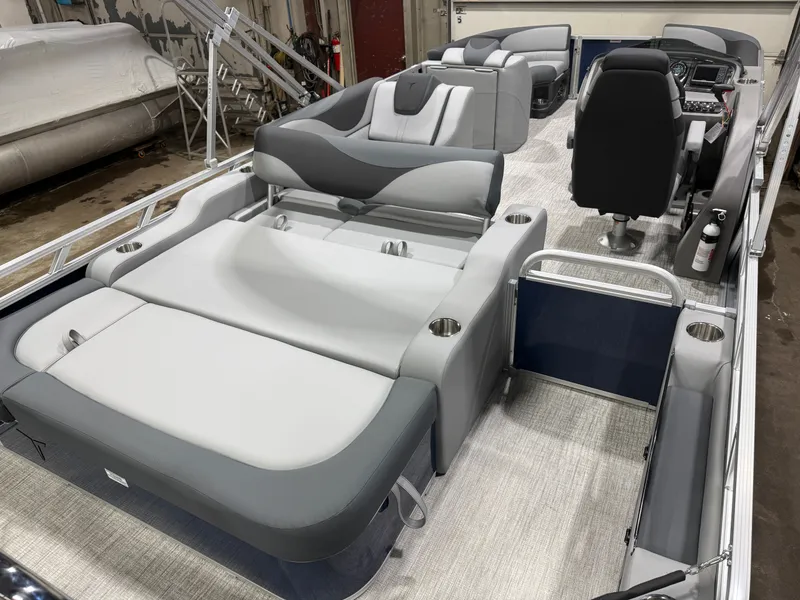 Slide: The Image of Tahoe LTZ 2385 VRB Swingback 2026 - 21