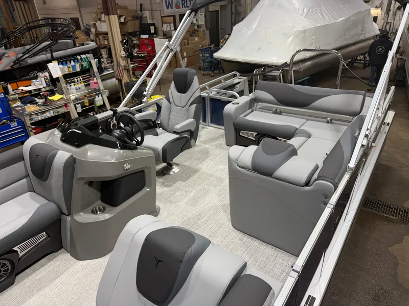 Slide: The Image of Tahoe LTZ 2385 VRB Swingback 2026 - 3