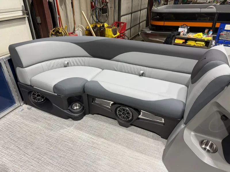 Slide: The Image of Tahoe LTZ 2385 VRB Swingback 2026 - 32