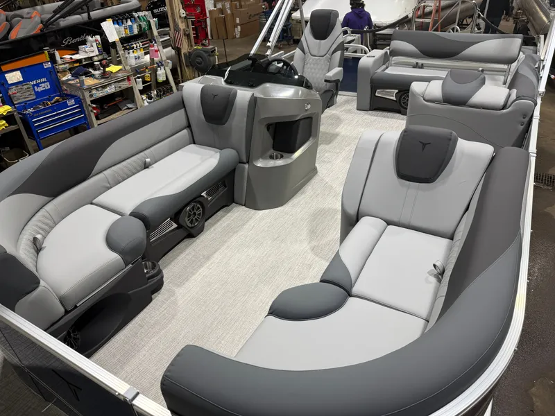 Slide: The Image of Tahoe LTZ 2385 VRB Swingback 2026 - 33