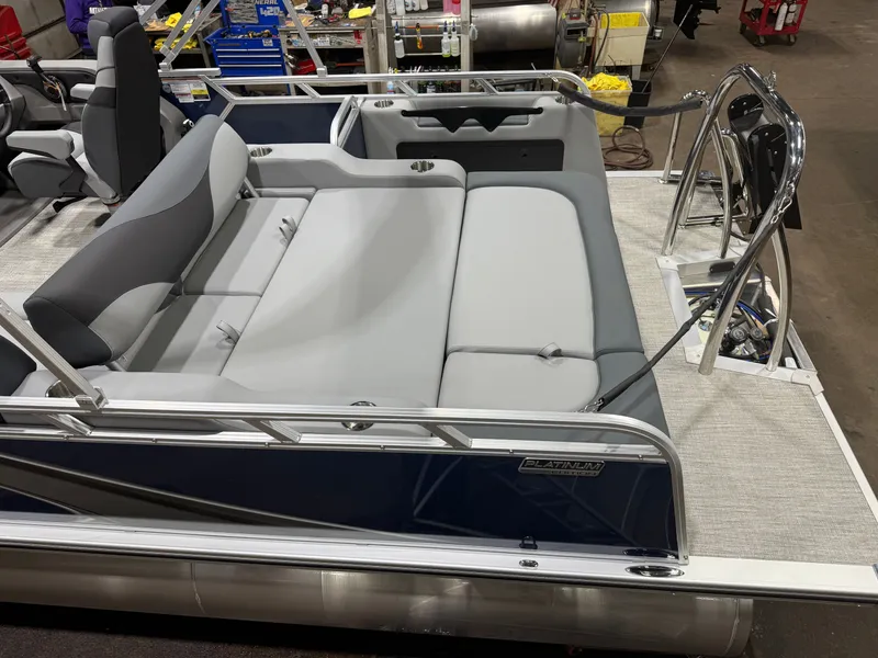 Slide: The Image of Tahoe LTZ 2385 VRB Swingback 2026 - 4