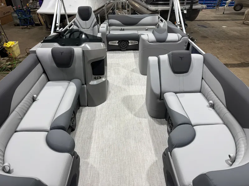 Slide: The Image of Tahoe LTZ 2385 VRB Swingback 2026 - 6