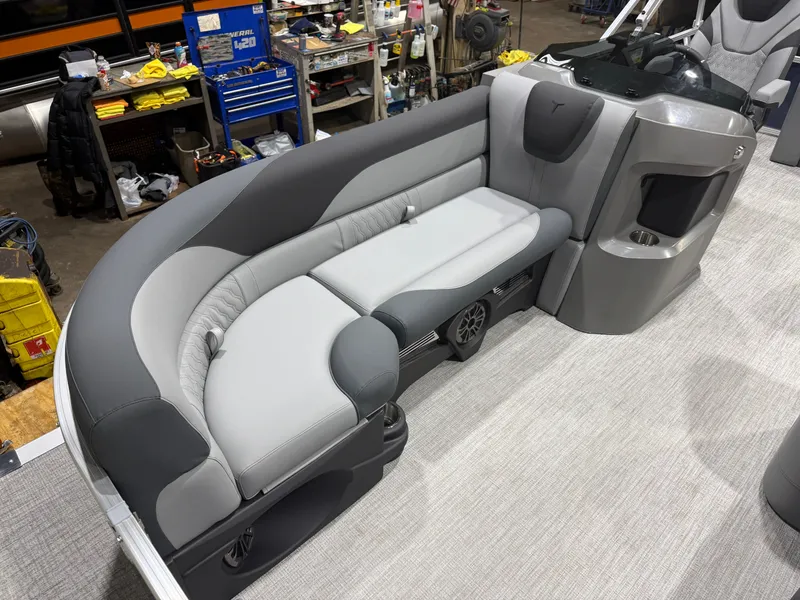 Slide: The Image of Tahoe LTZ 2385 VRB Swingback 2026 - 7