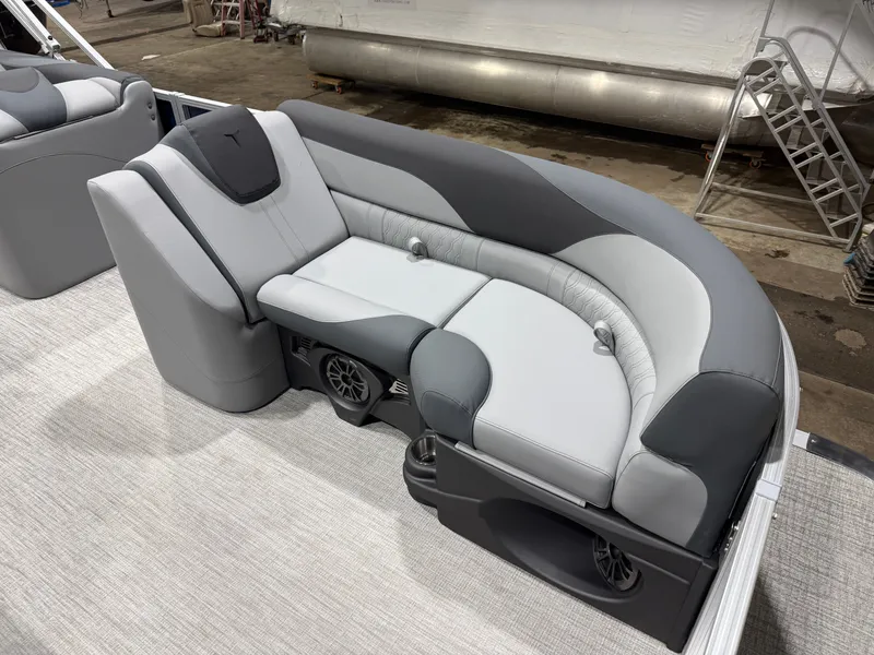 Slide: The Image of Tahoe LTZ 2385 VRB Swingback 2026 - 8