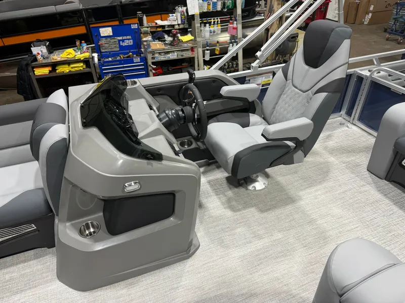 Slide: The Image of Tahoe LTZ 2385 VRB Swingback 2026 - 9