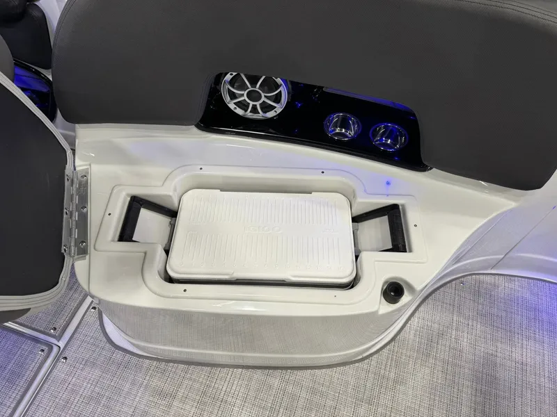 Slide: The Image of Crownline Boats 298 SS 2026 - 24