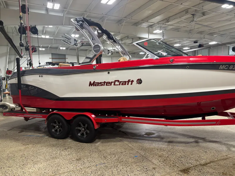 Slide: The Image of MasterCraft X26 2020 - 10