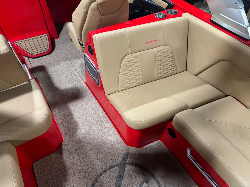 Slide: The Image of MasterCraft X26 2020 - 13