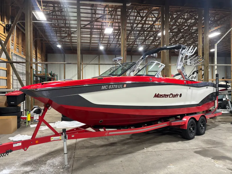 Slide: The Image of MasterCraft X26 2020 - 16