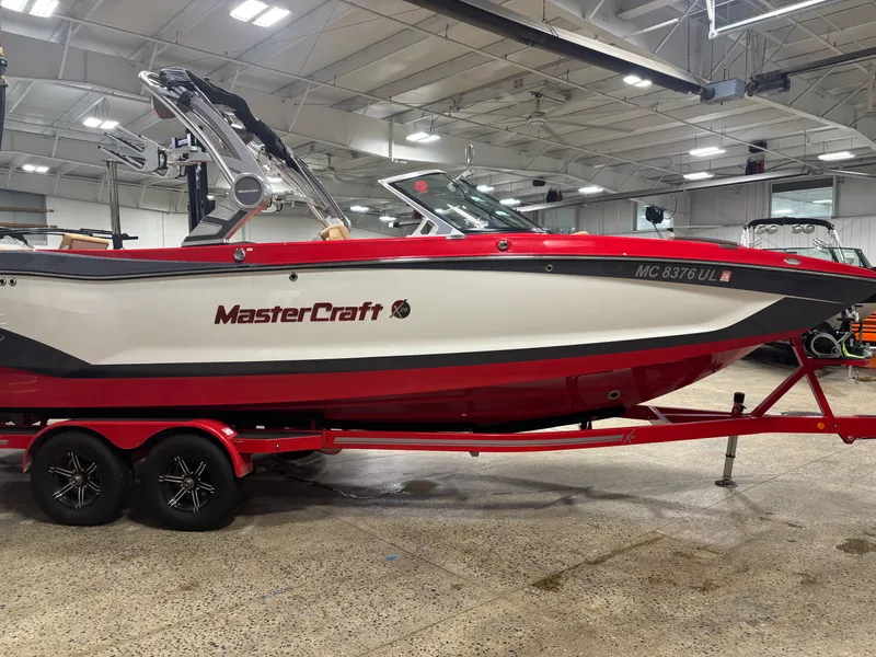 Slide: The Image of MasterCraft X26 2020 - 9