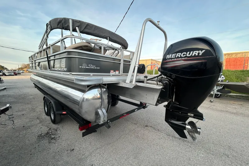 Slide: The Image of Display screen showing engine RPM history for Sun Tracker Party Barge 24 DLX XP3, 2017 model. - 3