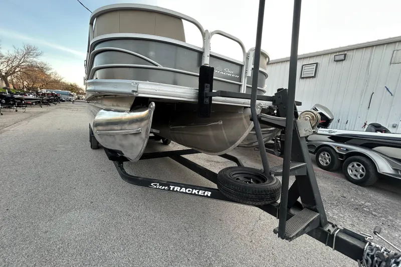 Slide: The Image of Display screen showing engine RPM history for 2017 Sun Tracker Party Barge 24 DLX XP3. - 4