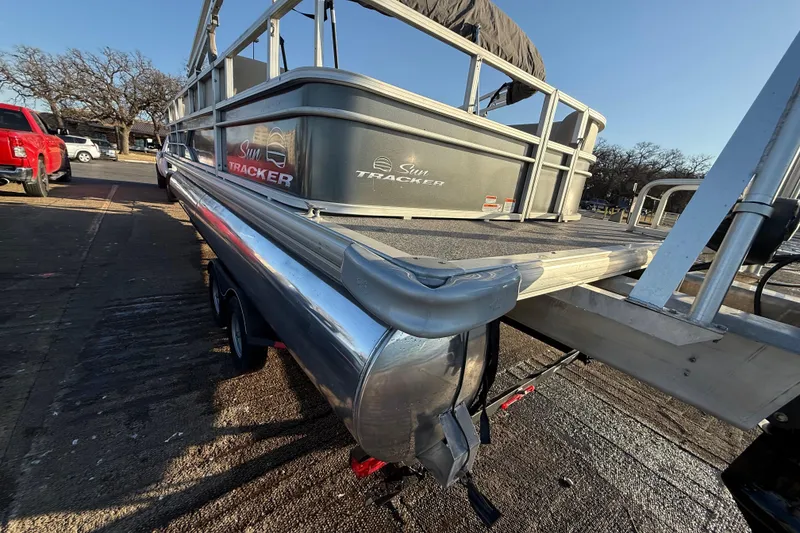 Slide: The Image of 2017 Sun Tracker Party Barge 24 DLX pontoon boat on trailer, side view. - 43