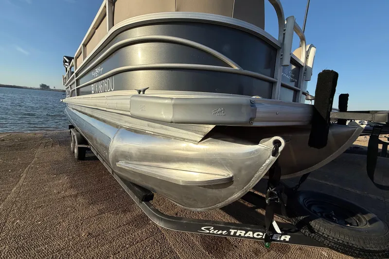 Slide: The Image of 2017 Sun Tracker Party Barge 24 DLX pontoon boat on trailer by the water. - 45