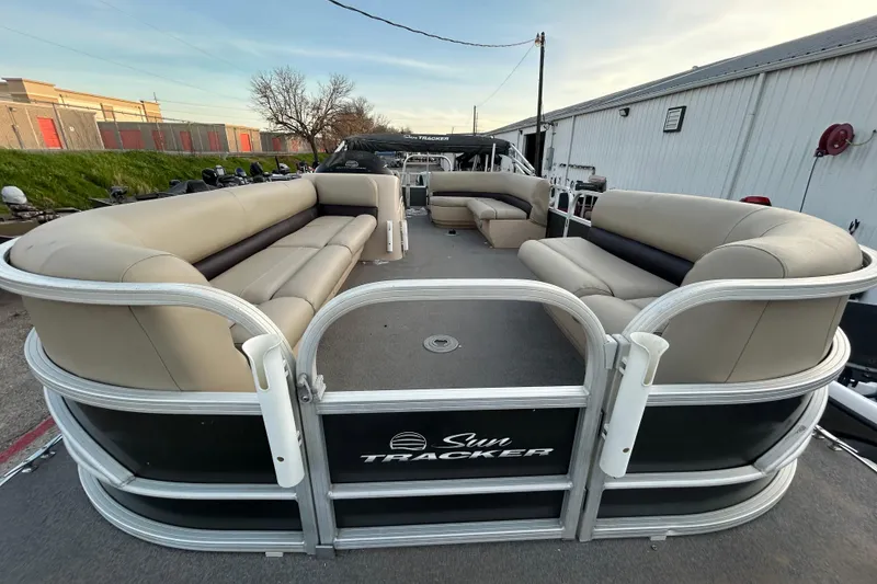 Slide: The Image of Battery setup in a 2017 Sun Tracker Party Barge 24 DLX XP3 with marine components. - 8