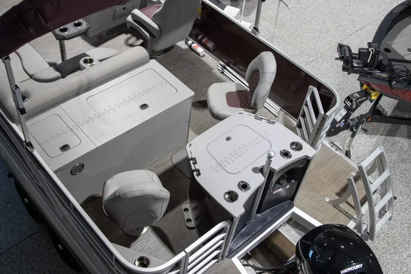 Slide: The Image of Bennington 22 L STERN FISH 2023 - 11