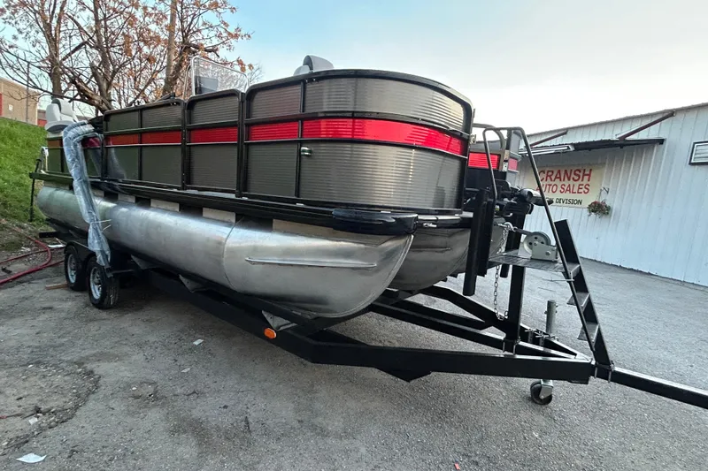 Slide: The Image of Minn Kota DH 40 electric anchor winch packaging, 18 kg capacity, 12 volts. - 6