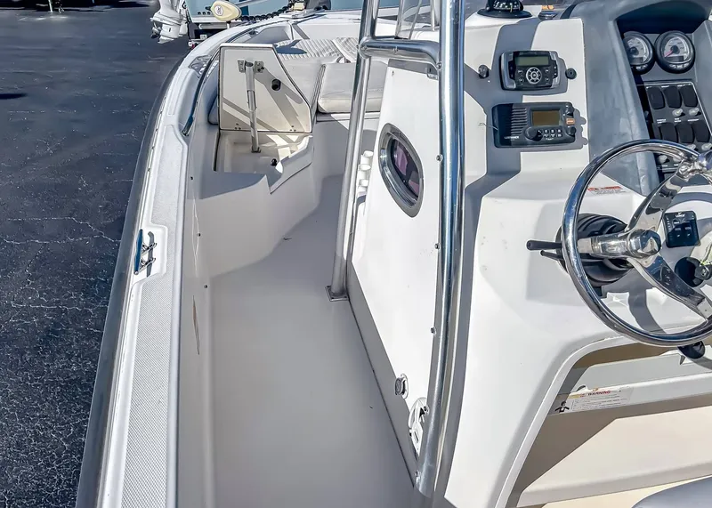 Slide: The Image of Boston Whaler 2012 Boston Whaler 23 Dauntless 2012 - 11