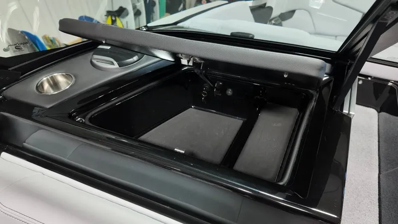 Slide: The Image of MasterCraft XT24 2026 - 60