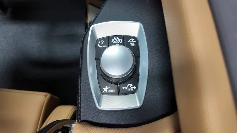 Slide: The Image of Control knob in MasterCraft XT23 boat, model year 2026. - 38