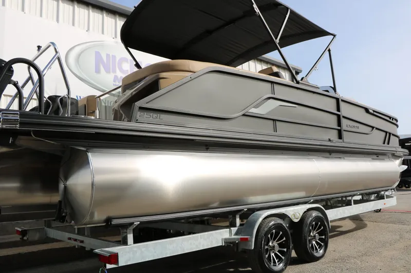 Slide: The Image of Evotti 725QL Tri Toon 2026 - 10