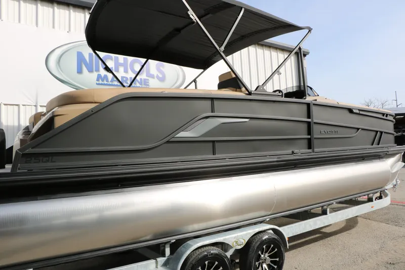 Slide: The Image of Evotti 725QL Tri Toon 2026 - 11