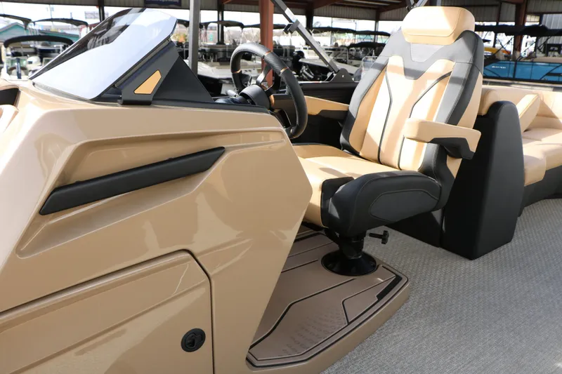 Slide: The Image of Evotti 725QL Tri Toon 2026 - 45