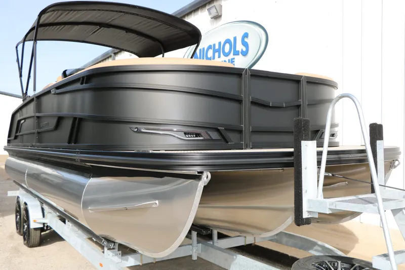 Slide: The Image of Evotti 725QL Tri Toon 2026 - 5