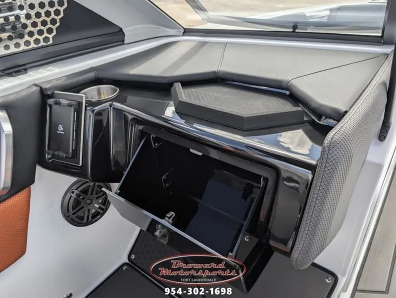 Slide: The Image of Scarab 235 LX Wake 2026 - 16