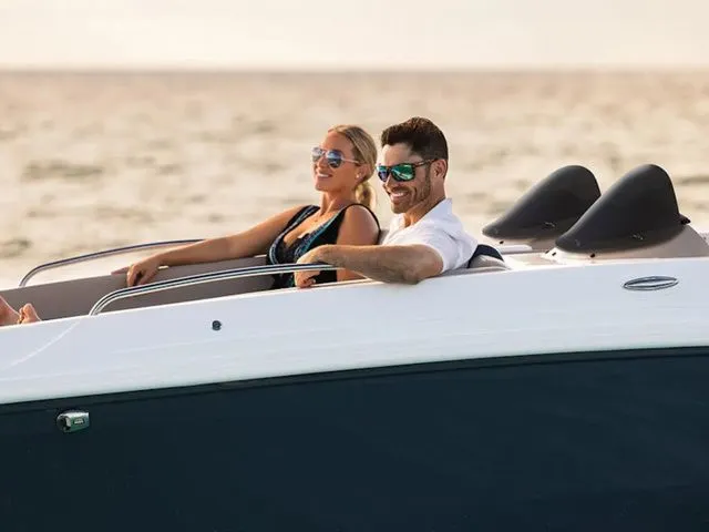 Slide: The Image of Hurricane Sundeck Sport 218 OB 2025 - 3