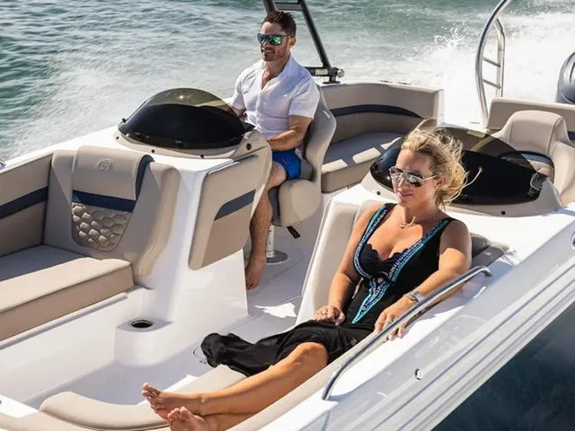 Slide: The Image of Hurricane Sundeck Sport 218 OB 2025 - 4