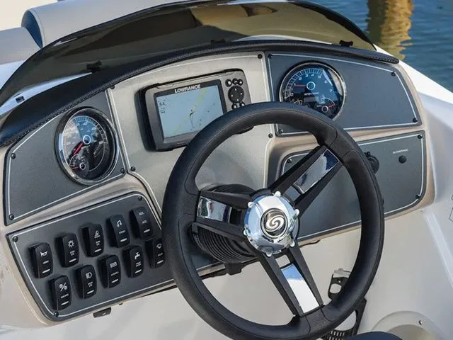 Slide: The Image of Hurricane Sundeck Sport 218 OB 2025 - 5