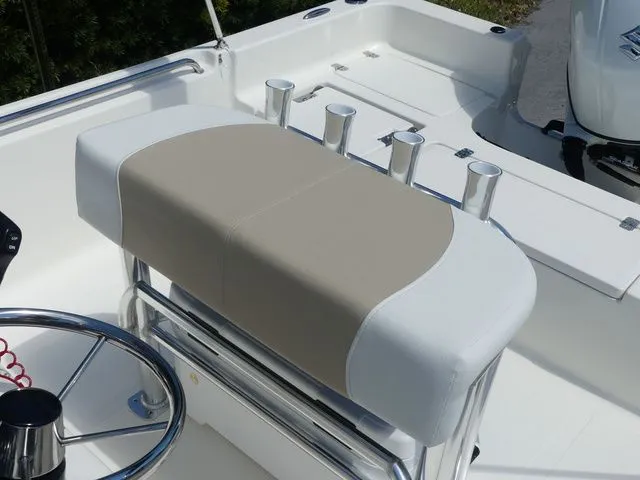 Slide: The Image of Bulls Bay 2200 XS 2026 - 16