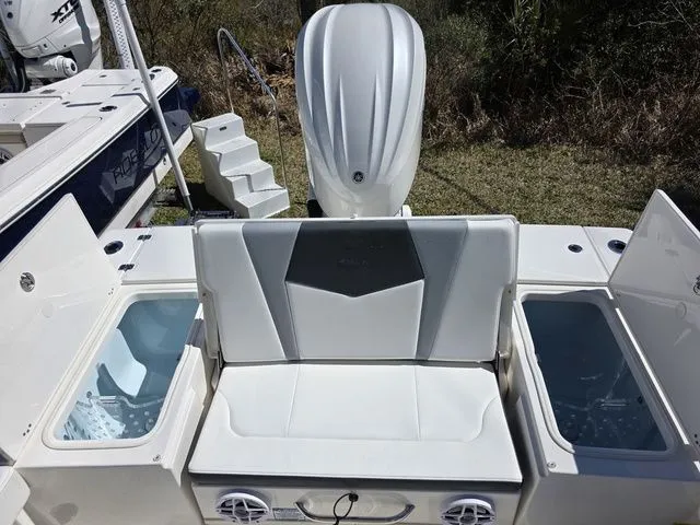 Slide: The Image of Robalo 246 Cayman 2026 - 10