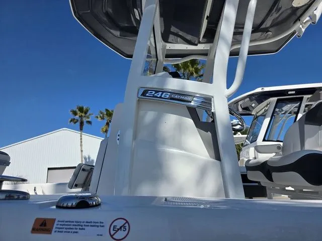 Slide: The Image of Robalo 246 Cayman 2026 - 13