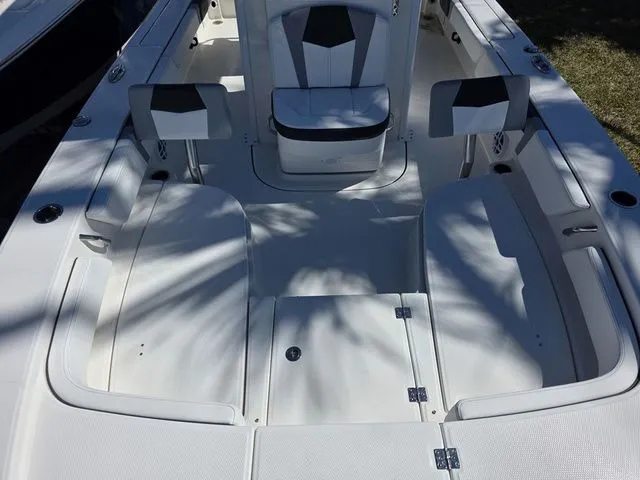 Slide: The Image of Robalo 246 Cayman 2026 - 21