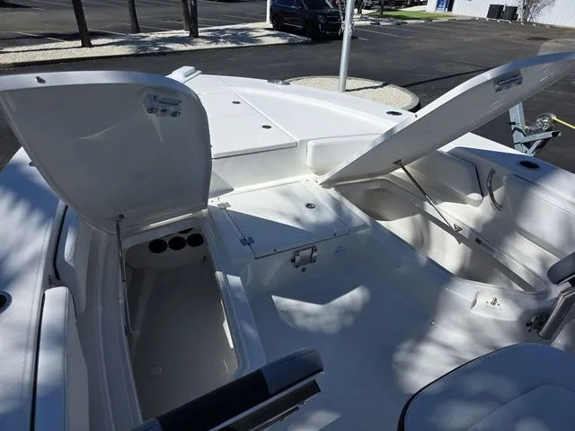 Slide: The Image of Robalo 246 Cayman 2026 - 26