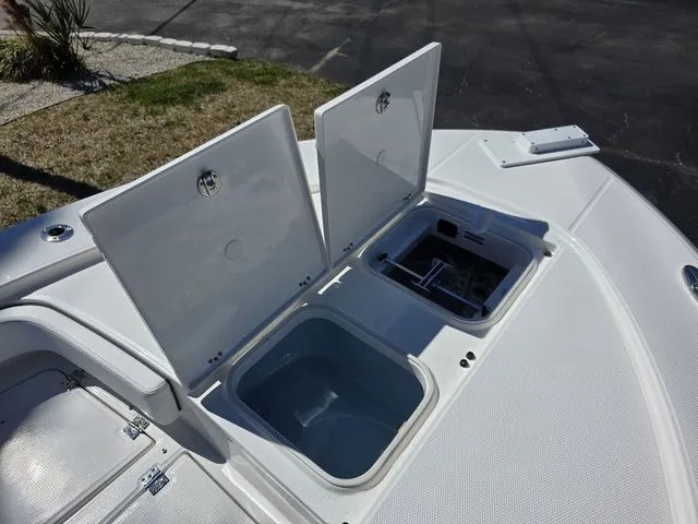 Slide: The Image of Robalo 246 Cayman 2026 - 28