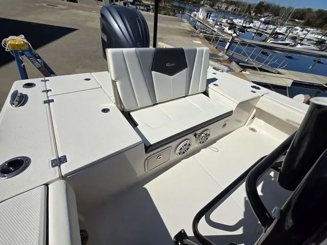 Slide: The Image of Robalo 246 Cayman 2023 - 11