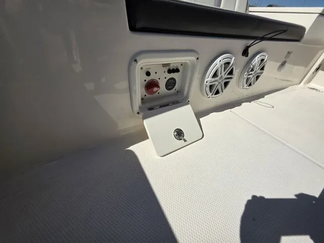 Slide: The Image of Robalo 246 Cayman 2023 - 12