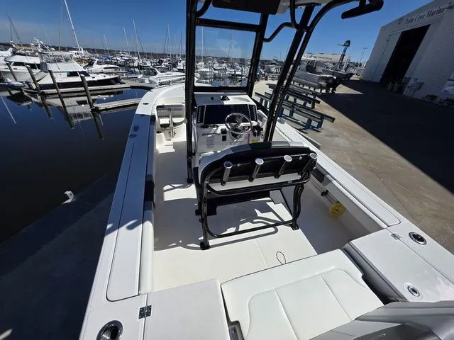 Slide: The Image of Robalo 246 Cayman 2023 - 14