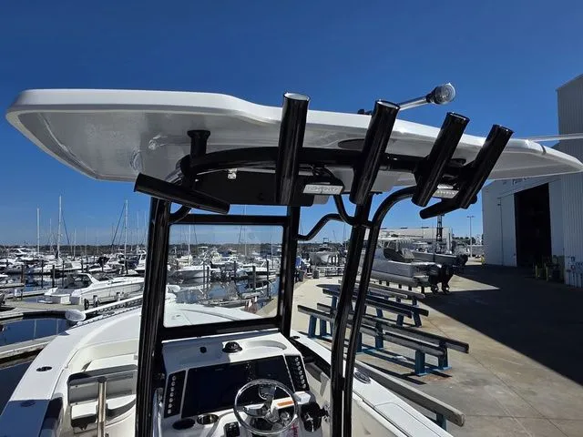 Slide: The Image of Robalo 246 Cayman 2023 - 15