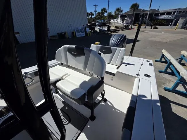 Slide: The Image of Robalo 246 Cayman 2023 - 17