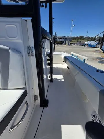 Slide: The Image of Robalo 246 Cayman 2023 - 26