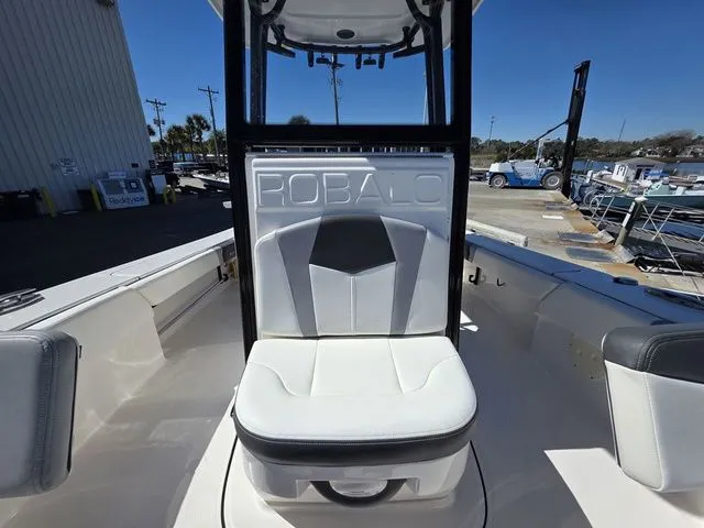Slide: The Image of Robalo 246 Cayman 2023 - 27