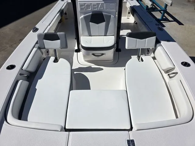 Slide: The Image of Robalo 246 Cayman 2023 - 31