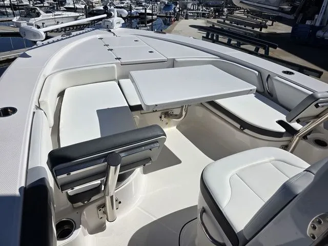 Slide: The Image of Robalo 246 Cayman 2023 - 32