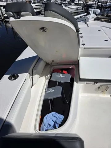 Slide: The Image of Robalo 246 Cayman 2023 - 35