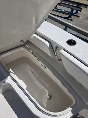 Slide: The Image of Robalo 246 Cayman 2023 - 36