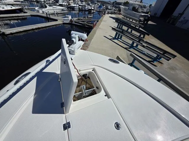 Slide: The Image of Robalo 246 Cayman 2023 - 37